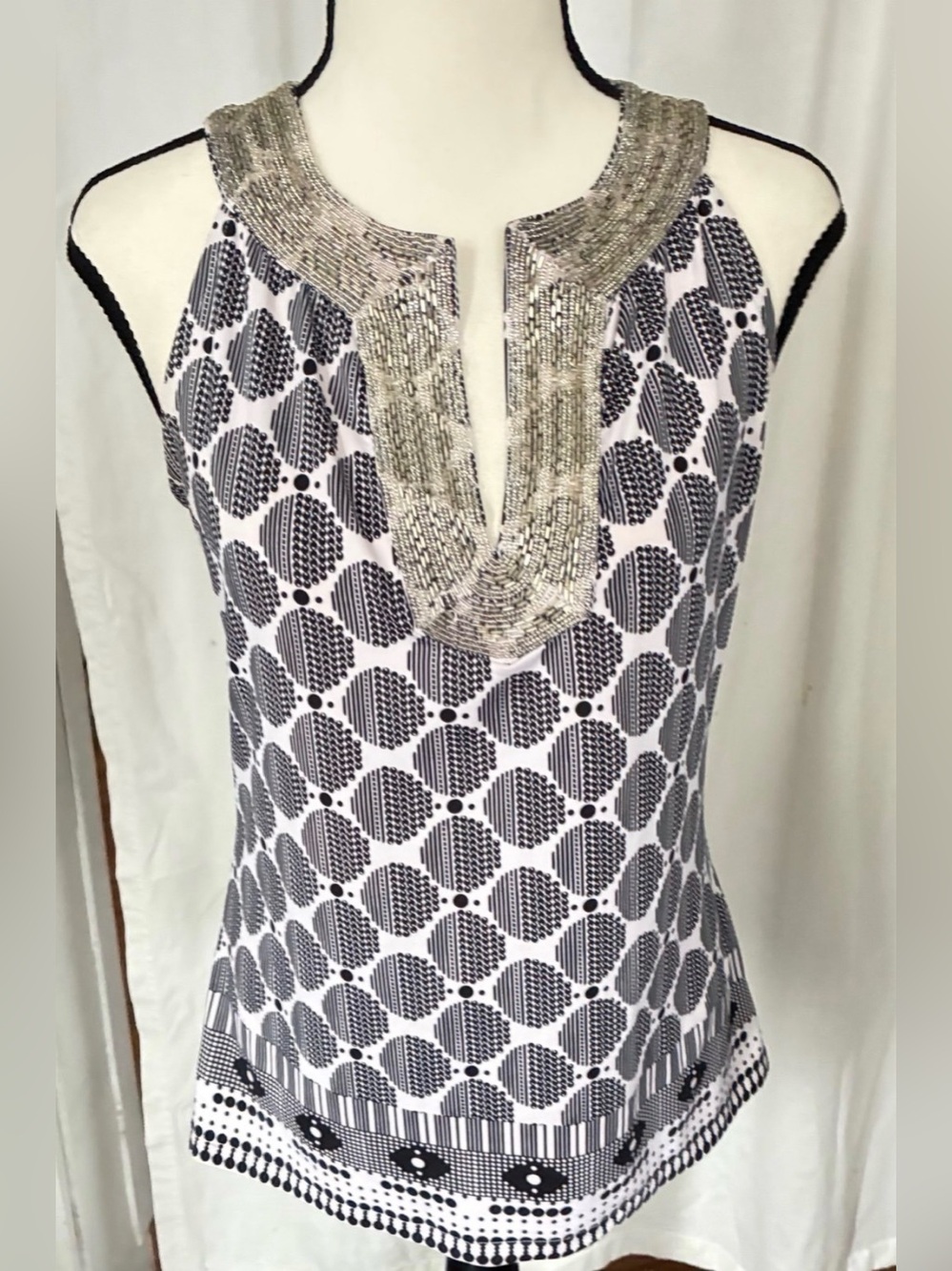 International concept/smal/  Beaded Neckline Sleeveless Geometric Print Top/